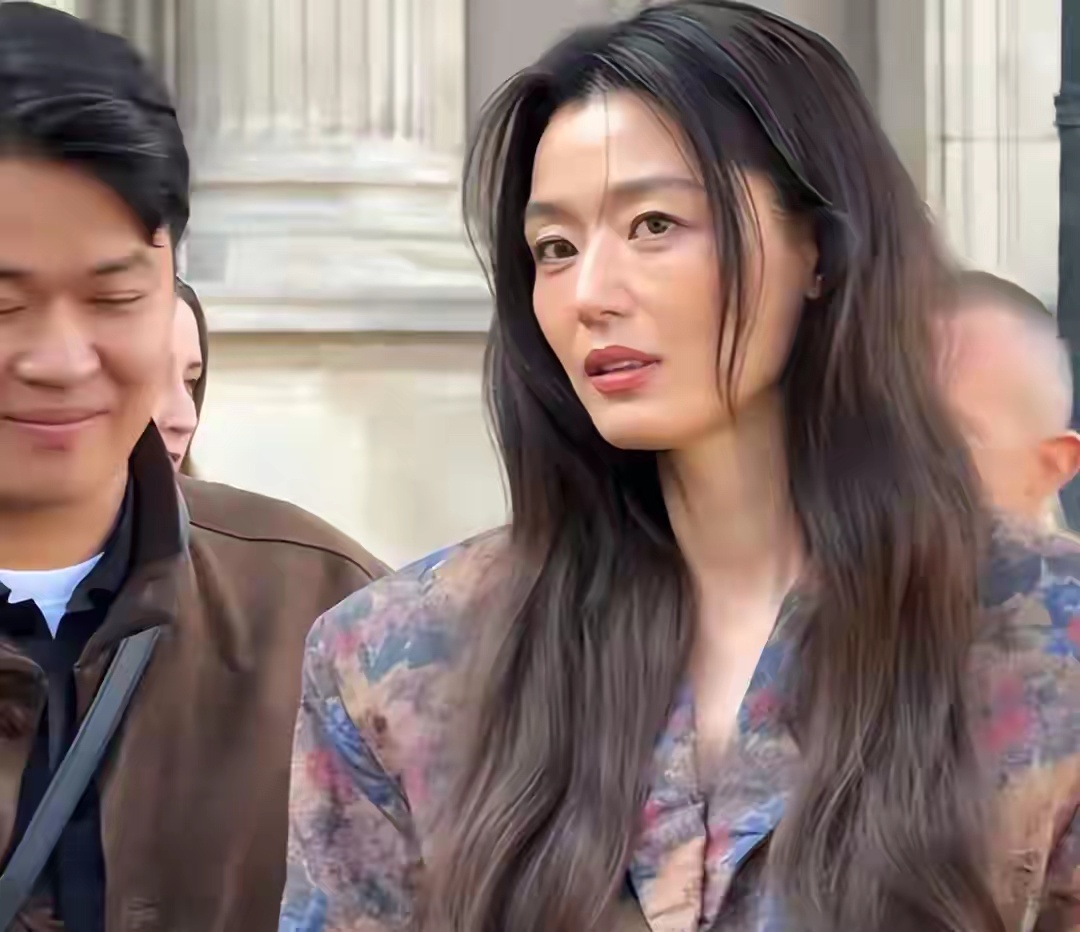 全智贤新剧rh后，状态怎么越来越差，外媒最新生图完全崩了，状态疲惫白发抢镜 