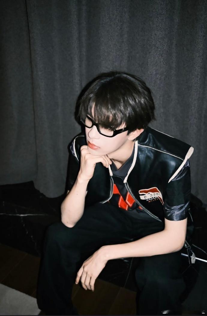 何浩楠新歌HOLDOUMEN 今晚循环预定！何浩楠这首HOLDOUMEN真的太抓