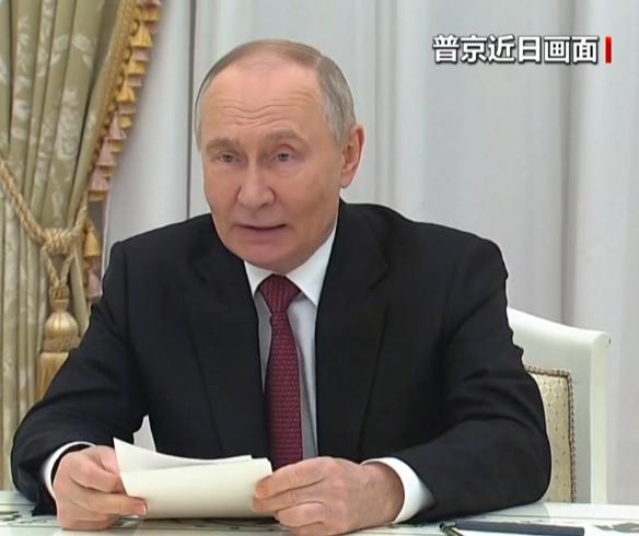 基辅夜空火光暗藏战术转变，俄军放弃饱和轰炸，专攻无人机产业链命脉。

经常关注俄