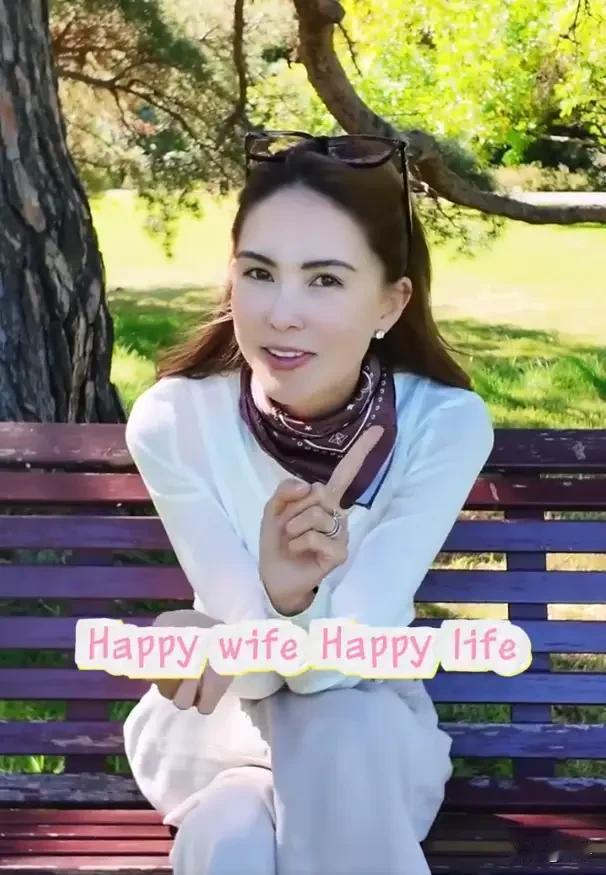 笑不活了！昆凌一句“最近没和周杰伦拌嘴”，把老夫老妻的那点甜全抖出来了。
 
3