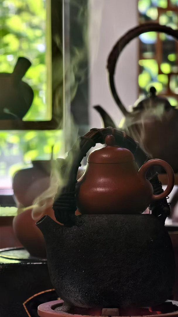 茶道[超话]  🍂秋天是最适合喝岩茶的季节给自己一段入味而绵长的品秋时光 ​​