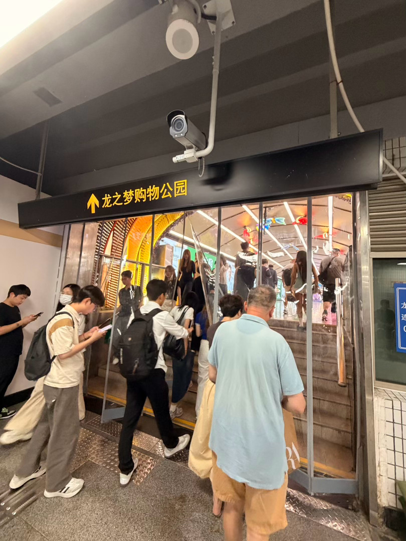 它装帘子了 这100米再也不烫脚了