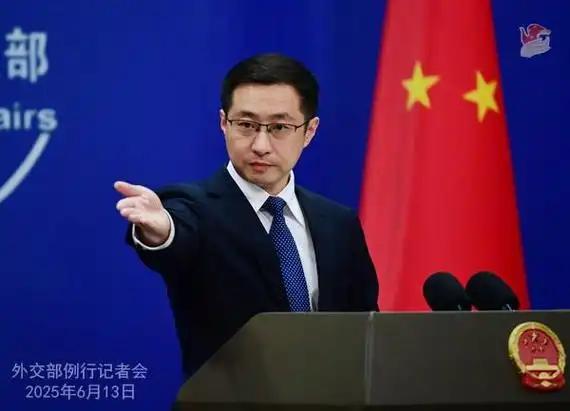 极度可笑的地方不在于伊朗向中国靠近，而在于它很多时候把国际关系想得太精了。太平的