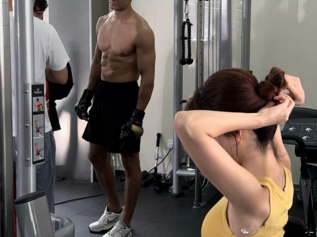 早上健身碰到外模商拍 盯着八块腹肌直流口水🤤重点模特的脸也好帅 ​​​