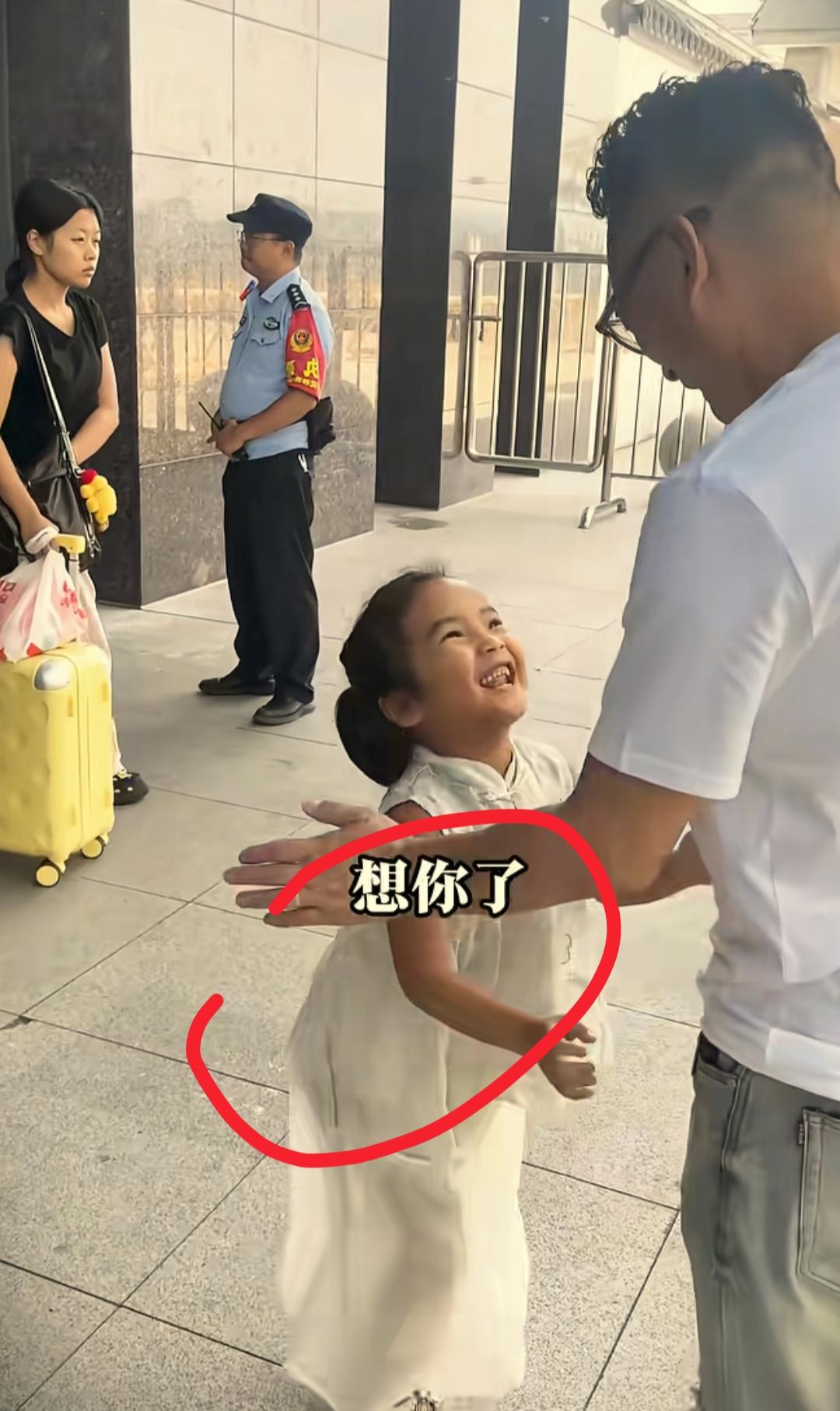 现在全网最遗憾的男人就是皮衣哥了吧！
不是因为大号被禁带货，也不是因为收入下滑