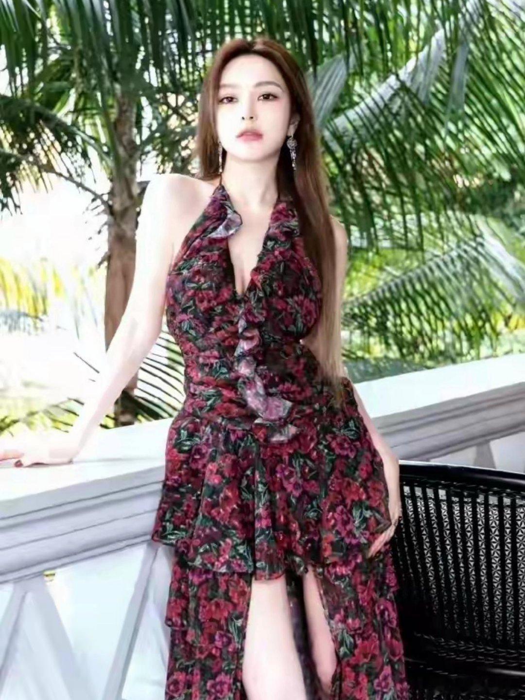 周扬青在节目里说，感受到了没钱的痛苦，自己还在拼命赚钱。其实钱对于周姐而言真的是