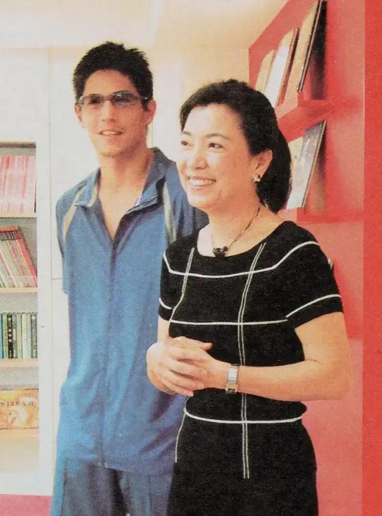 90年代末，方智怡与儿子蒋友柏的合影，彼时的蒋友柏20多岁，高高瘦瘦站在母亲身边