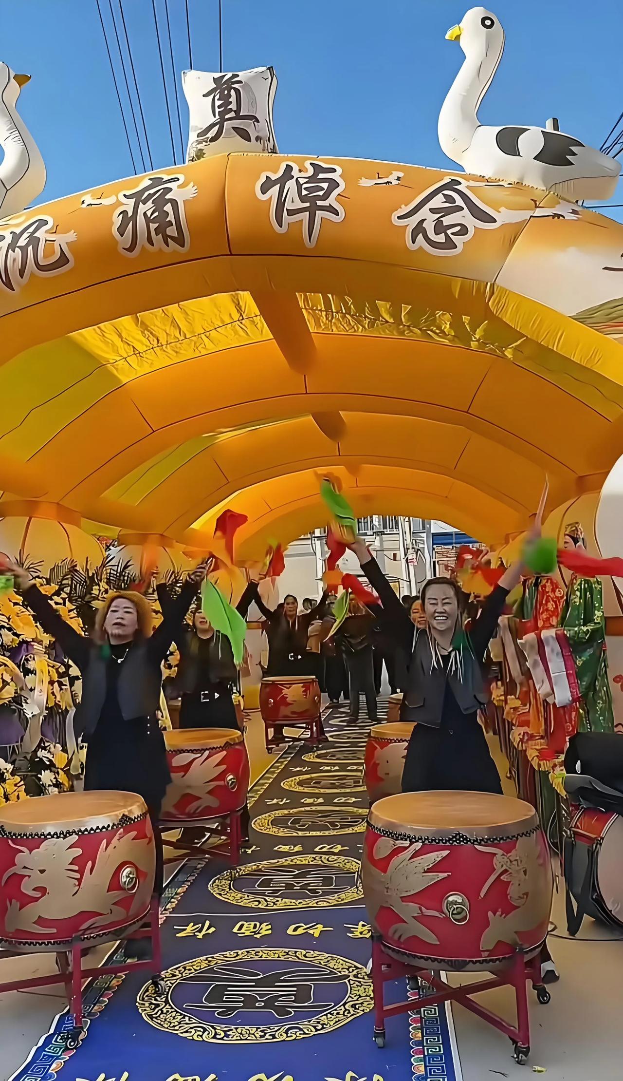 农村葬礼上，一群大妈伴着欢快的音乐，激情澎湃的敲着大鼓，这般不合常理的场景，真的