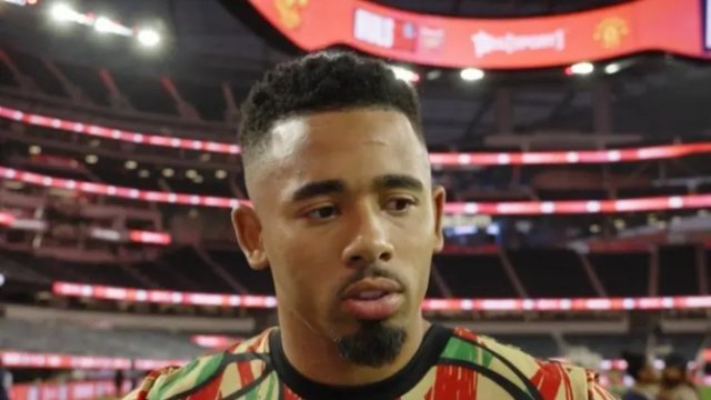 “我上一次季前赛没有表现，因为我的膝盖感觉不舒服，所以我不得不接受手术，错过了整