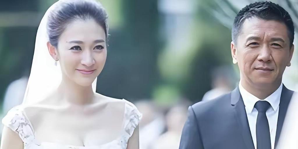李小冉被曝去年已离婚！
难怪最近李小冉拼事业了，各种参加节目！
日前有知情人确认