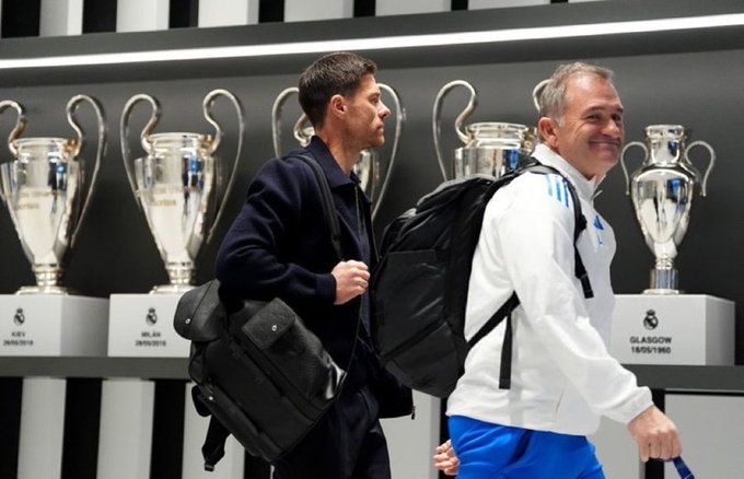 与哈维·阿隆索关系密切的人承认，最近几周他面临着来自俱乐部内外的巨大困难和压力。