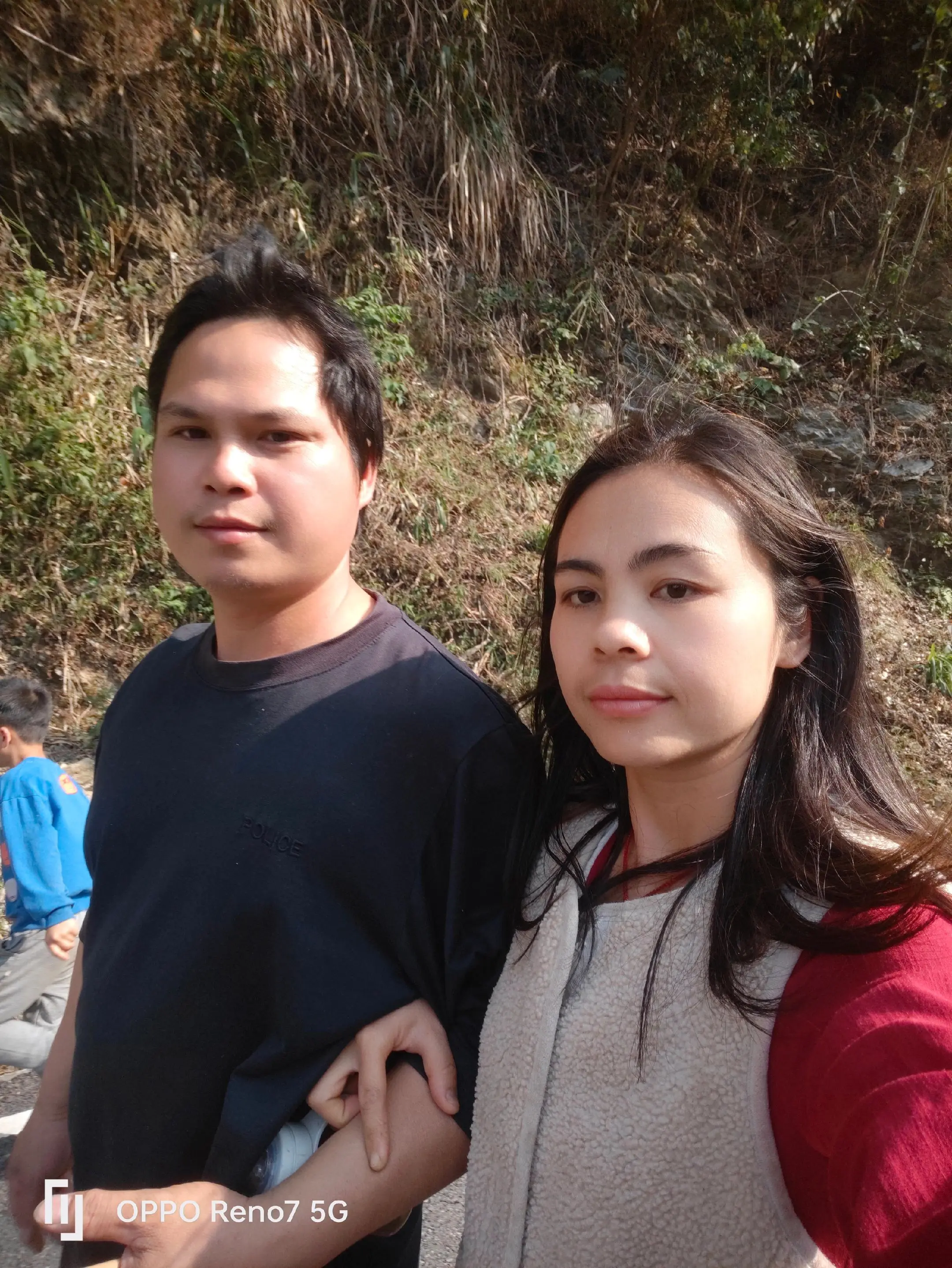 认识他的时候我17岁,现在我已33了，这手一搭就是17年 行囊羞涩都无...