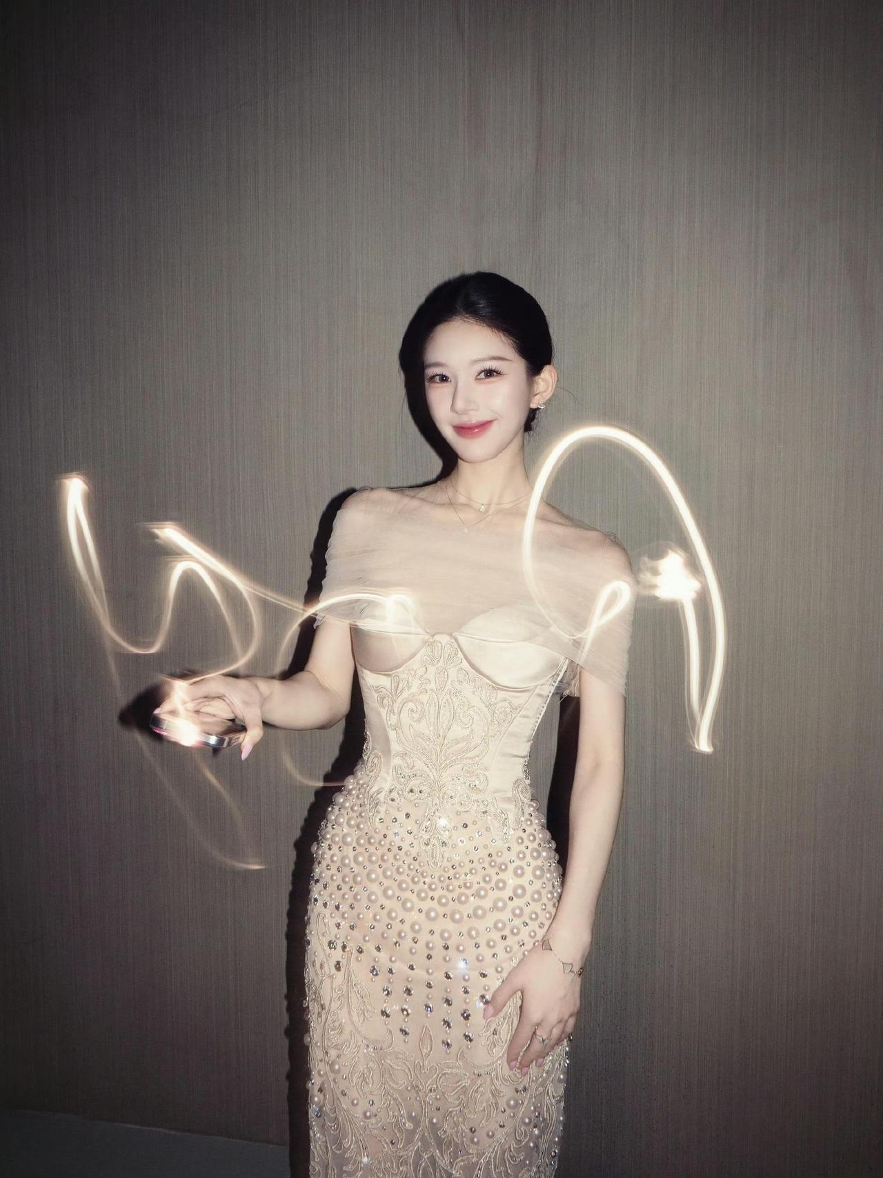 哇哦！真的赵露思啊，真的是好瘦好白好美，气质女神！