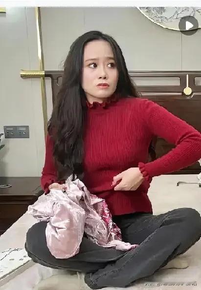 脸都丟完了！”陕西一女子在出租屋私会情人时，被丈夫带人当场撞破。冲突中，女子不堪