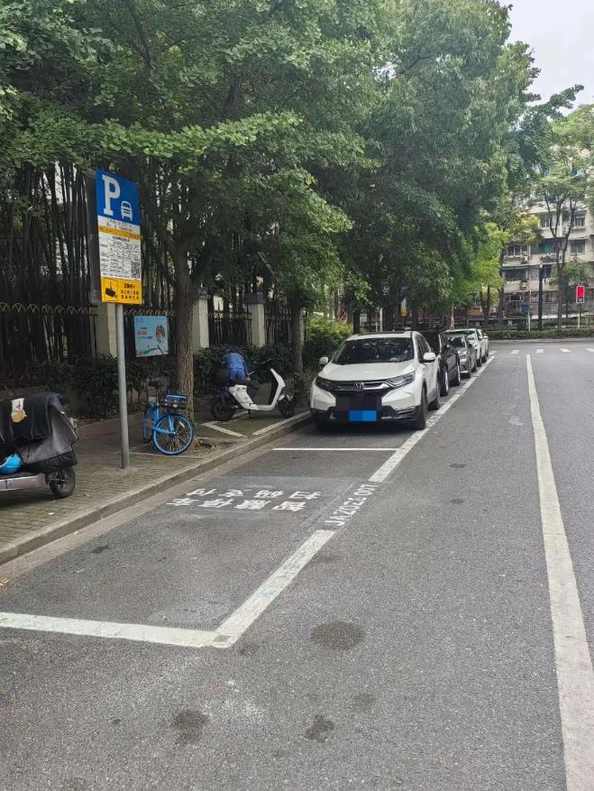 四川成都，男子在路边停了300多次车，每次离开都不缴费，累计欠下10000多停车