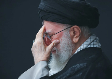 【#哈梅内伊被刺杀缠绕的一生#】伊朗方面3月1日宣布，现年86岁的伊朗最高领袖哈