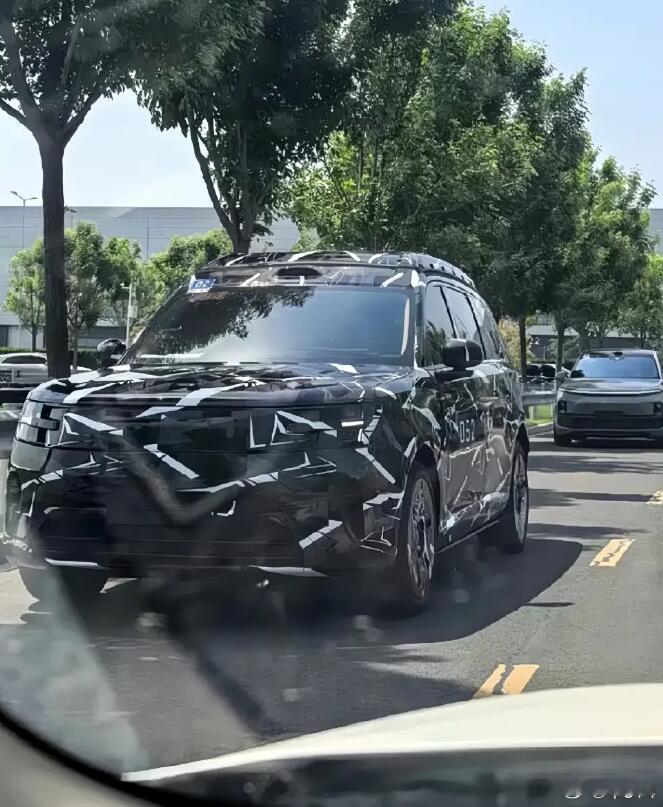小米的全新车型，又有谍照曝光了，也就是传闻的增程SUV“昆仑”。看起来尺寸确实很