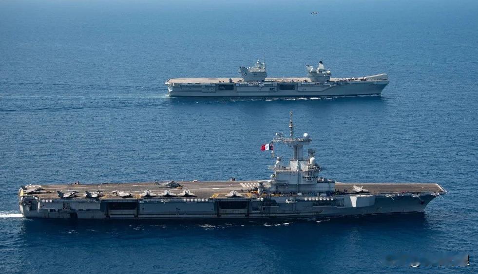 英国女王号（6万吨级）、法国戴高乐号(4万吨级），航母同框