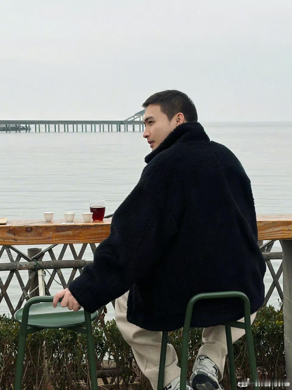 张彬彬剃了寸头 寸头的张彬彬，帅超了，一整个梦回KO师兄在老家湖边喝茶，也是别有