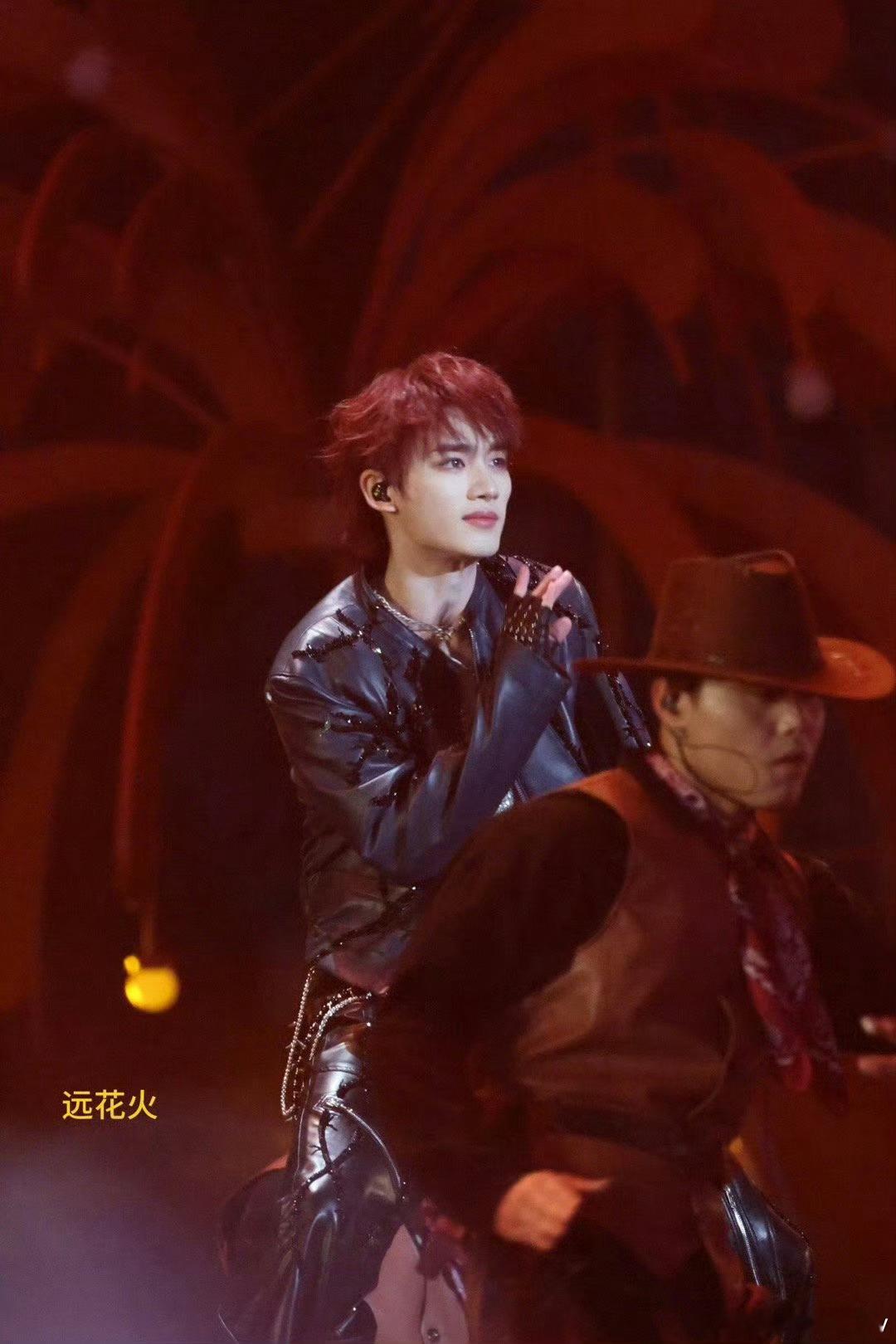 丁程鑫红发皮衣杀疯了 就爱这个机车风，粉丝吃满汉全席啦