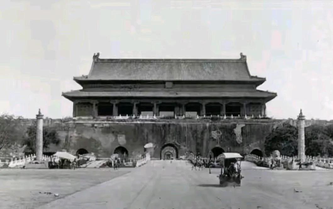 你能想到我们今天高大雄伟的天安门城楼，在清朝末期是个什么样子吗。
这张照片是19