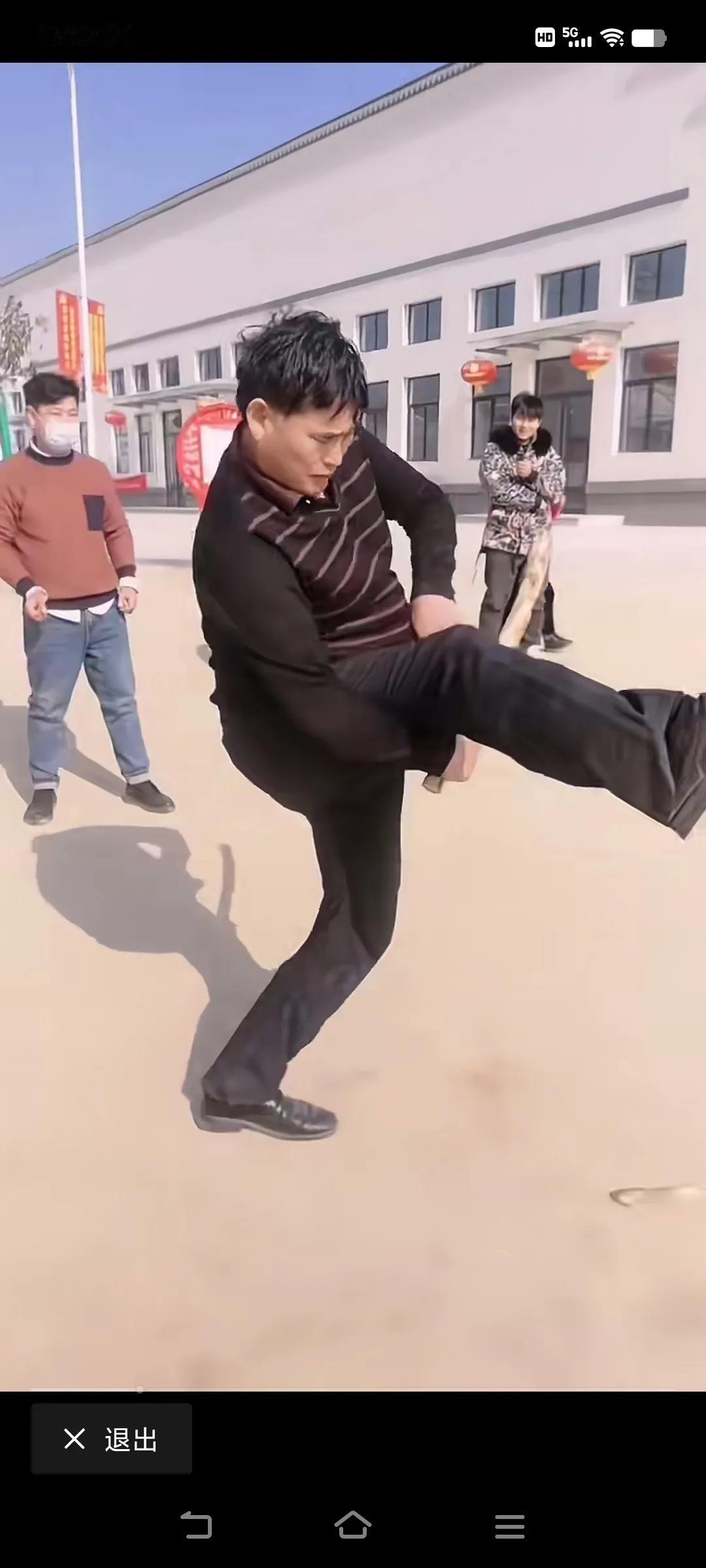 超一流的棒⚽️球运动达人，哈哈，姿势太牛了！差点摔了一跤，弄个“狗吃屎”。#惊人
