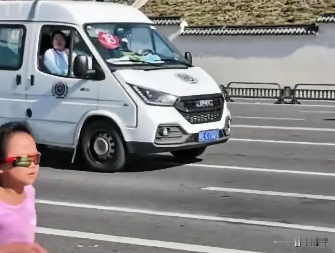 6岁女儿蹭跑全马父亲涉违规悲哀的父亲！这是在谋财害命，无异于借刀杀人，根本不顾女