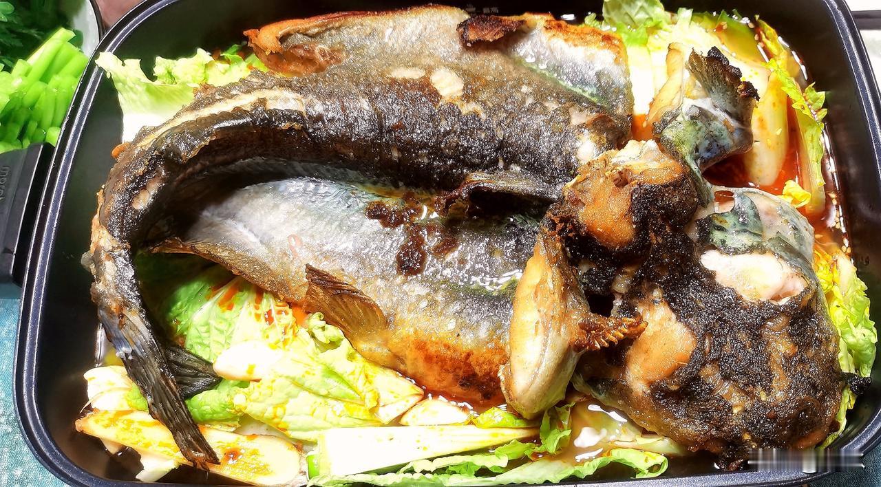 早上，我去早市买了条清江鱼，家里人少，买了条不到3斤的鱼，花了三十五块，今晚自己