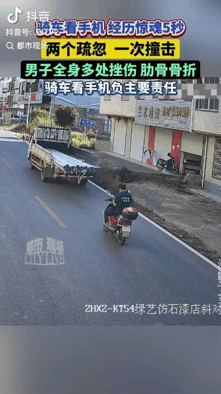 我就纳闷了，骑车不看手机就不能活了吗？

近日，江西于都，一骑电动摩托车男子骑行