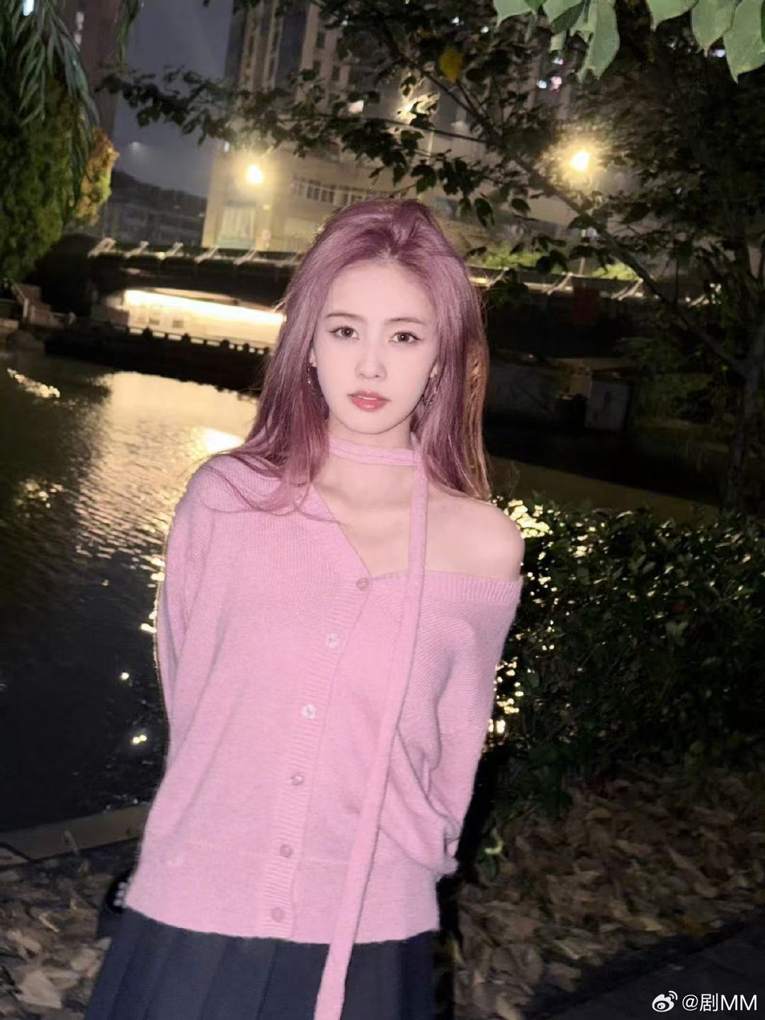 白鹿晒粉发自拍九宫格白鹿晒粉发自拍九宫格，染发过程一定也有vllog吧白鹿更新新