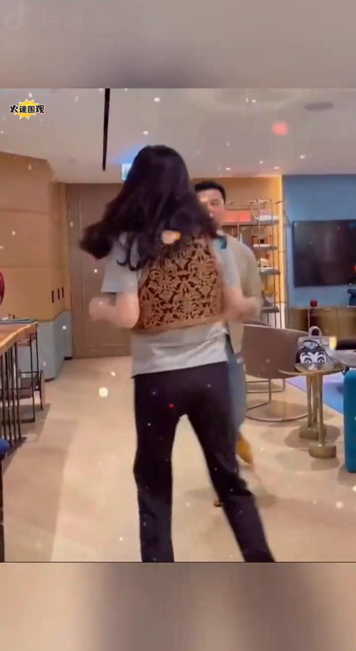 火速国现。
《吕良伟携爱妻欢快起舞，甜蜜氛围满溢，爱意爆棚！》
喜欢就点个关注吧