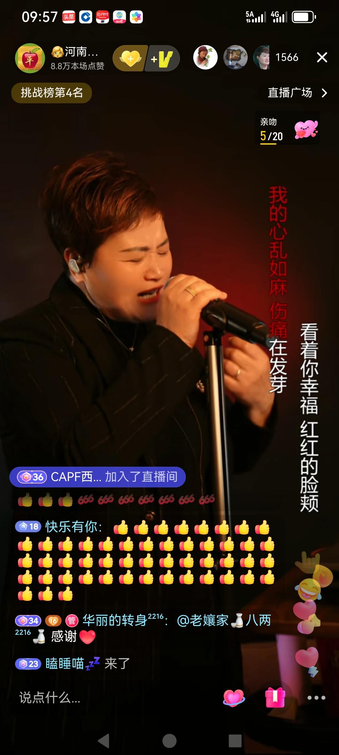 这个从河南农村走出来的主播，叫河南老嬢，最先是在郑州做一名送水工。由于自己喜欢唱