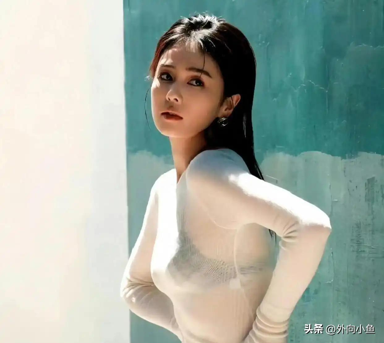 白鹿纯白针织透视写真！

一身纯白透视针织写真高级感十足，简约修身长袖针织衫轻薄