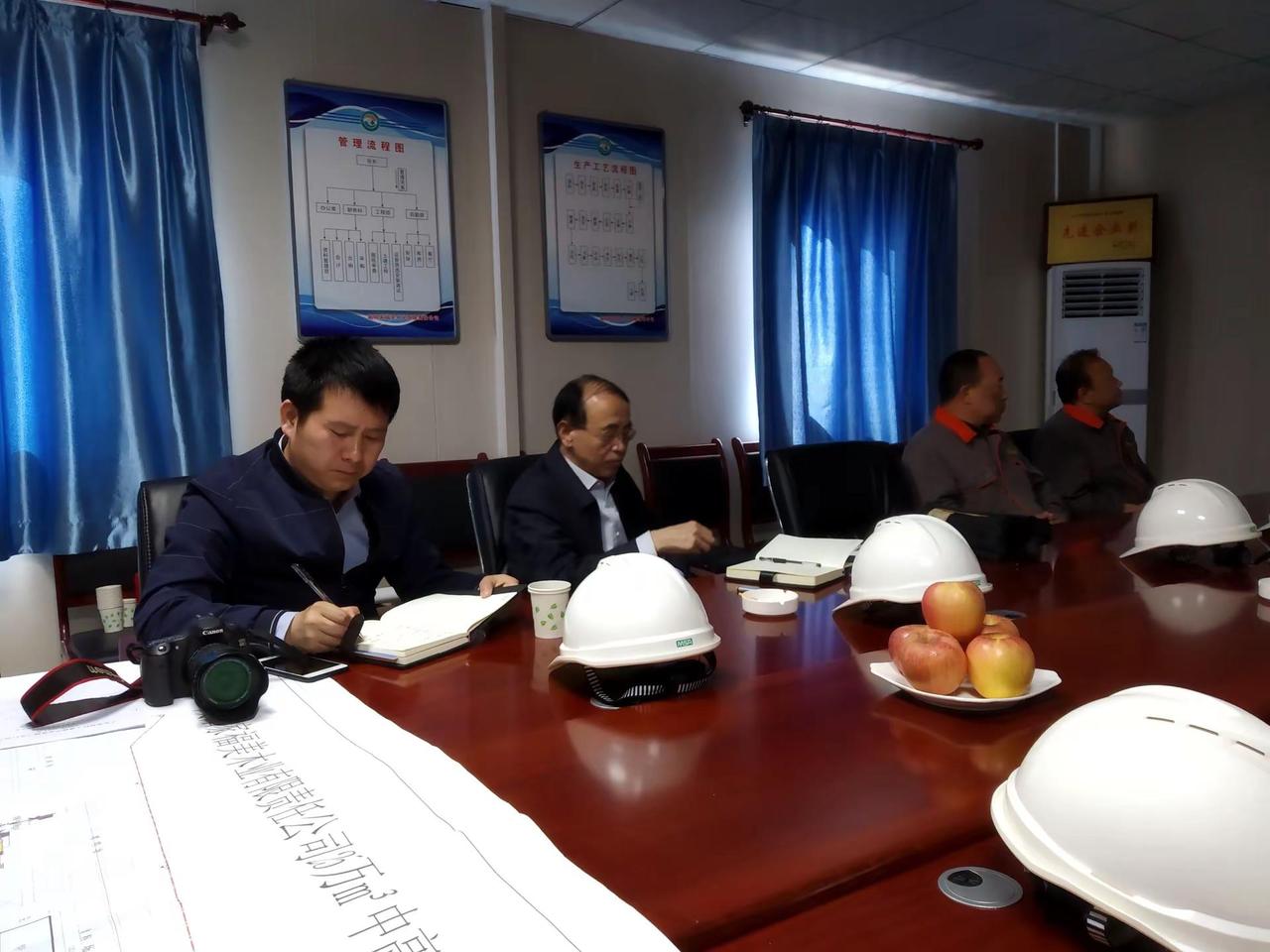 记者采访咸阳彬县家福美木板厂（资料图片） 记者报道现场 看世界 项目建设