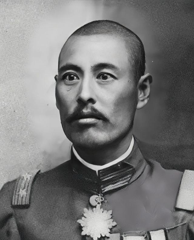 1927年，吴佩孚兵败，逃到邓县，部下劝于学忠将他驱逐，于学忠气坏了，说：“谁敢