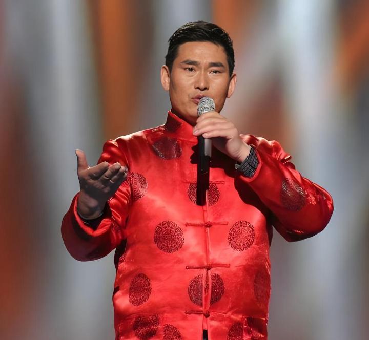 大衣哥朱之文还是蛮懂得恩威并施的！
他虽然有名气唱歌也好听，宣布不会直播带货，