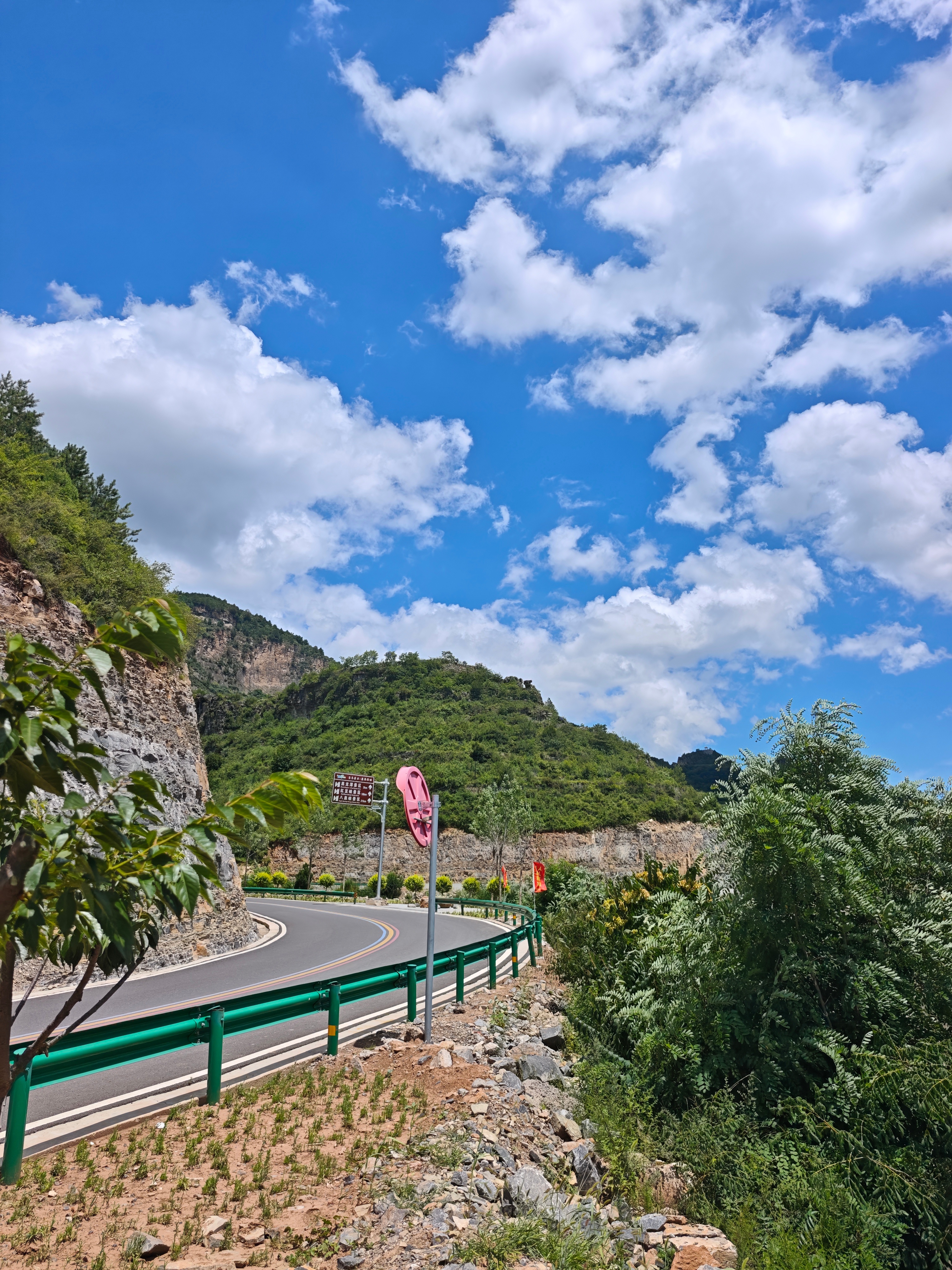 天气实在太热，又想去室外透透气那就吹着空调跑跑山吧~ 