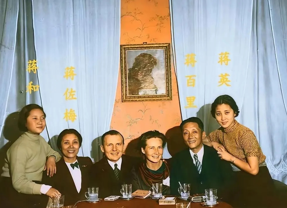 年轻时的蒋英与父亲蒋百里、母亲蒋佐梅以及妹妹蒋和与外国友人在外国家中聚餐时的一幕