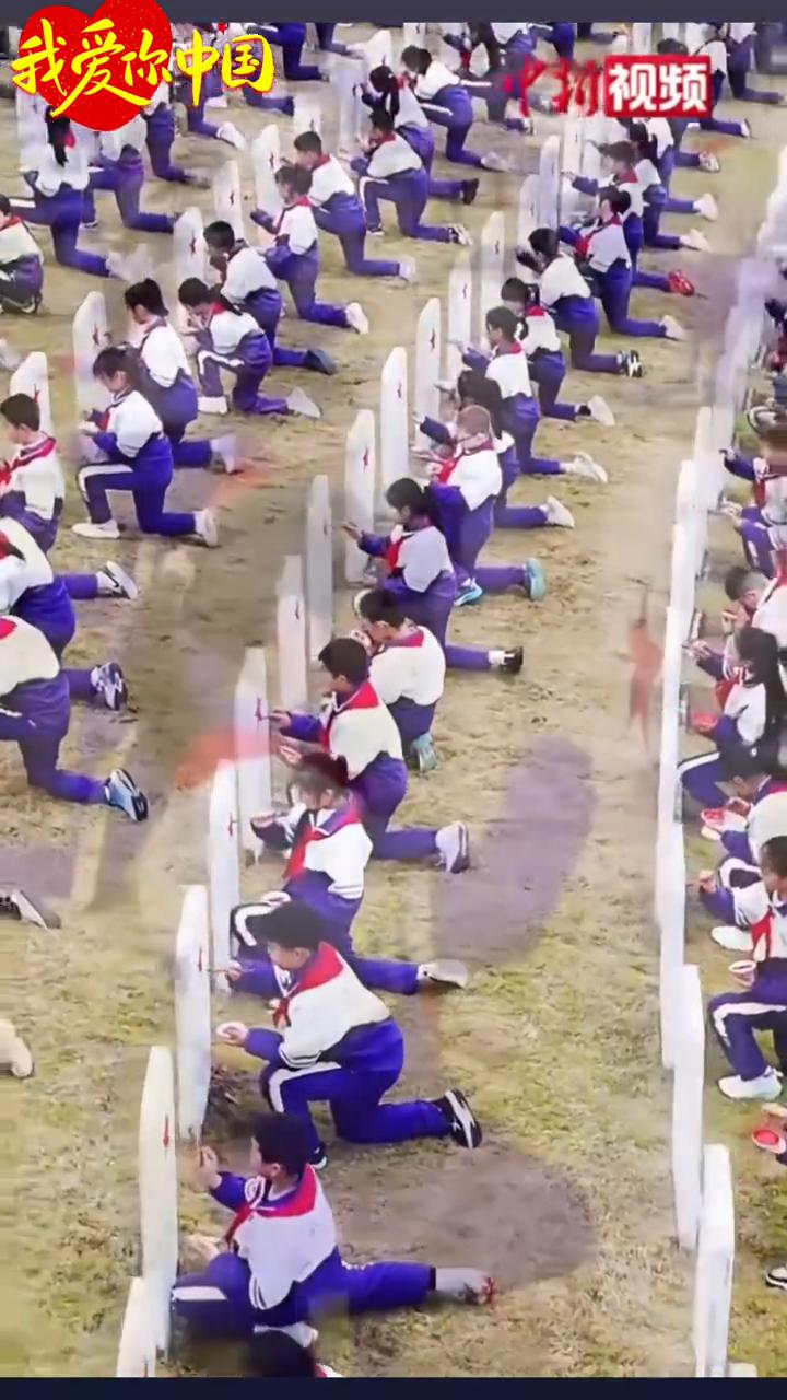 500名学生为红军烈士墓碑描红。
中新视频。
清明前夕，四川巴中500名学生祭扫