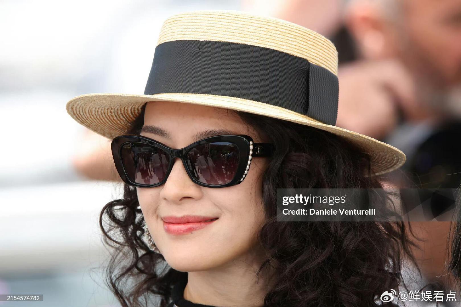 酱园弄时期的章子怡短发利落、礼帽优雅，每个造型都耐看，不愧是大家记了很久的章子怡