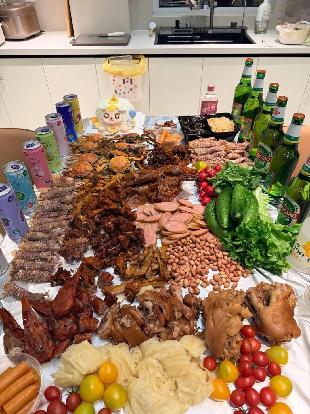 现在年轻人聚餐真前卫，碗都不用洗！ 