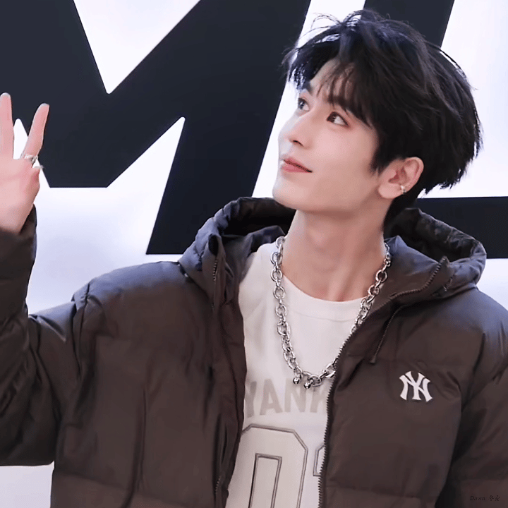 不大笑是好看的，身高也够 