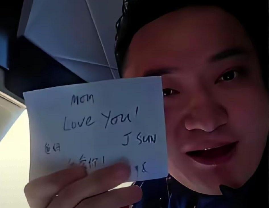 花几千万上太空就为了秀个恩爱？当年那个在太空舱里举着纸条喊“Mom love y