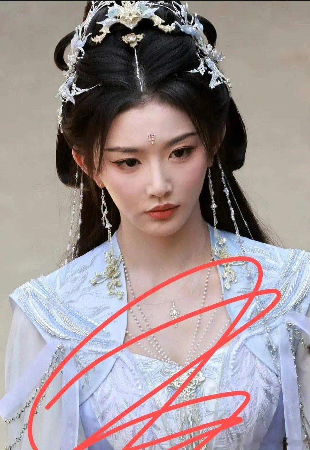 你们没发现这姐也是很明显的科技脸吗？ ​​​