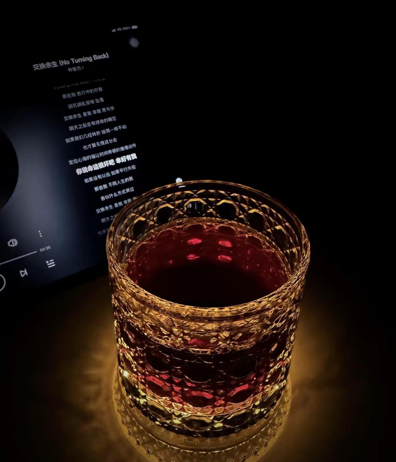 喝到微醺的时候 人就会变得柔软 感性 浪漫 想说的话在眼里 在酒里 在夜里 借着