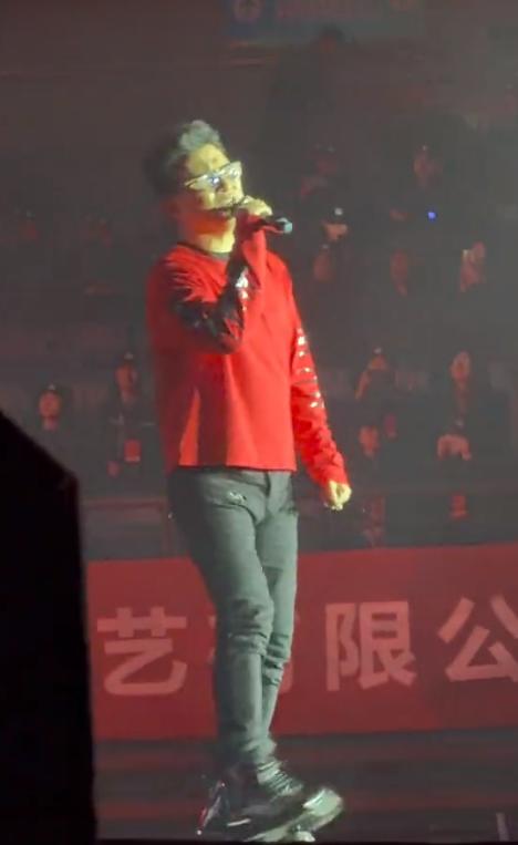 汪峰哈尔滨演唱会跑调、破嗓，森林北评论区沦陷了。
 
近日，他的演唱会又开始了，