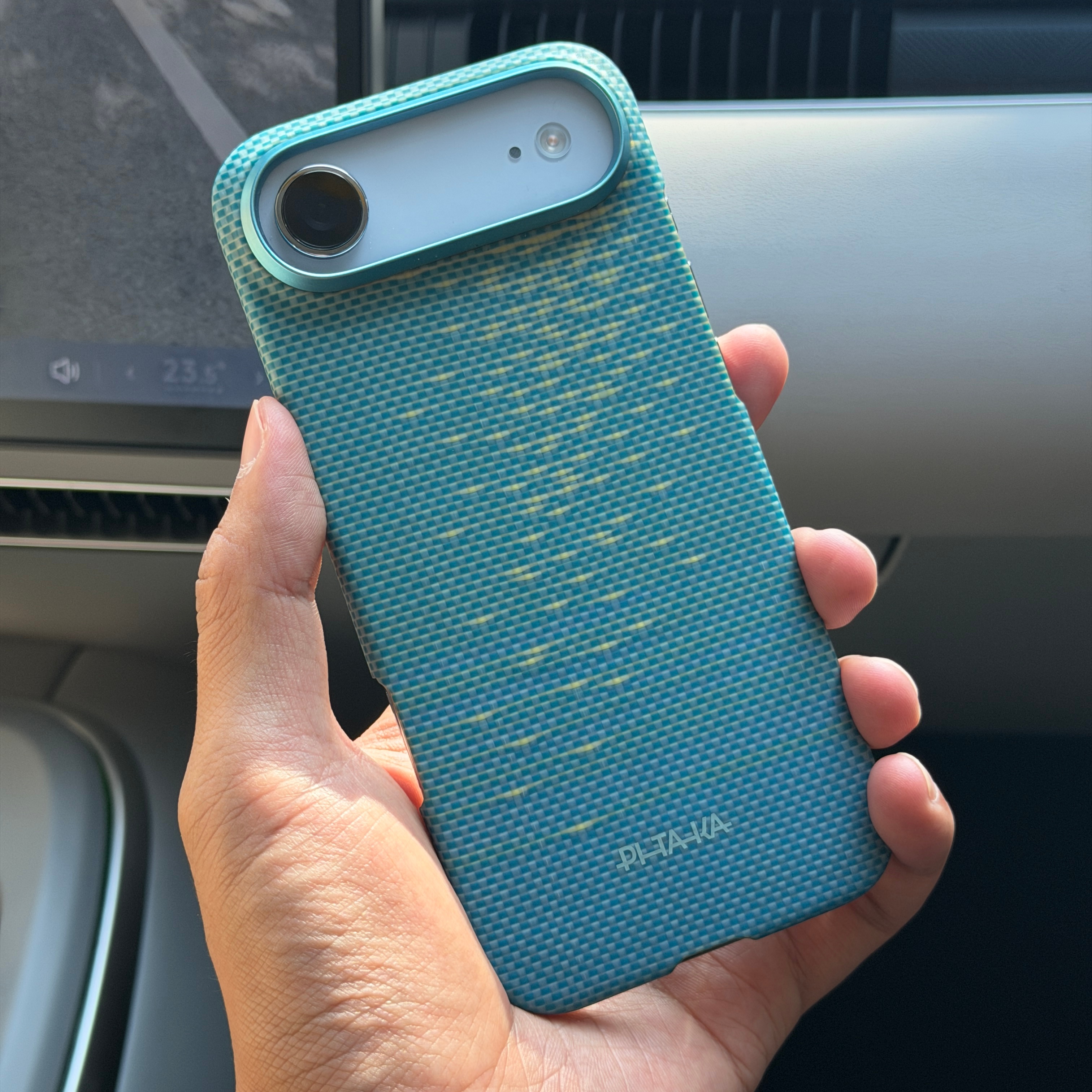 确实，iPhone的周边不仅丰富，而且质量普遍比较高。你看我这卖得很惨淡的iPh