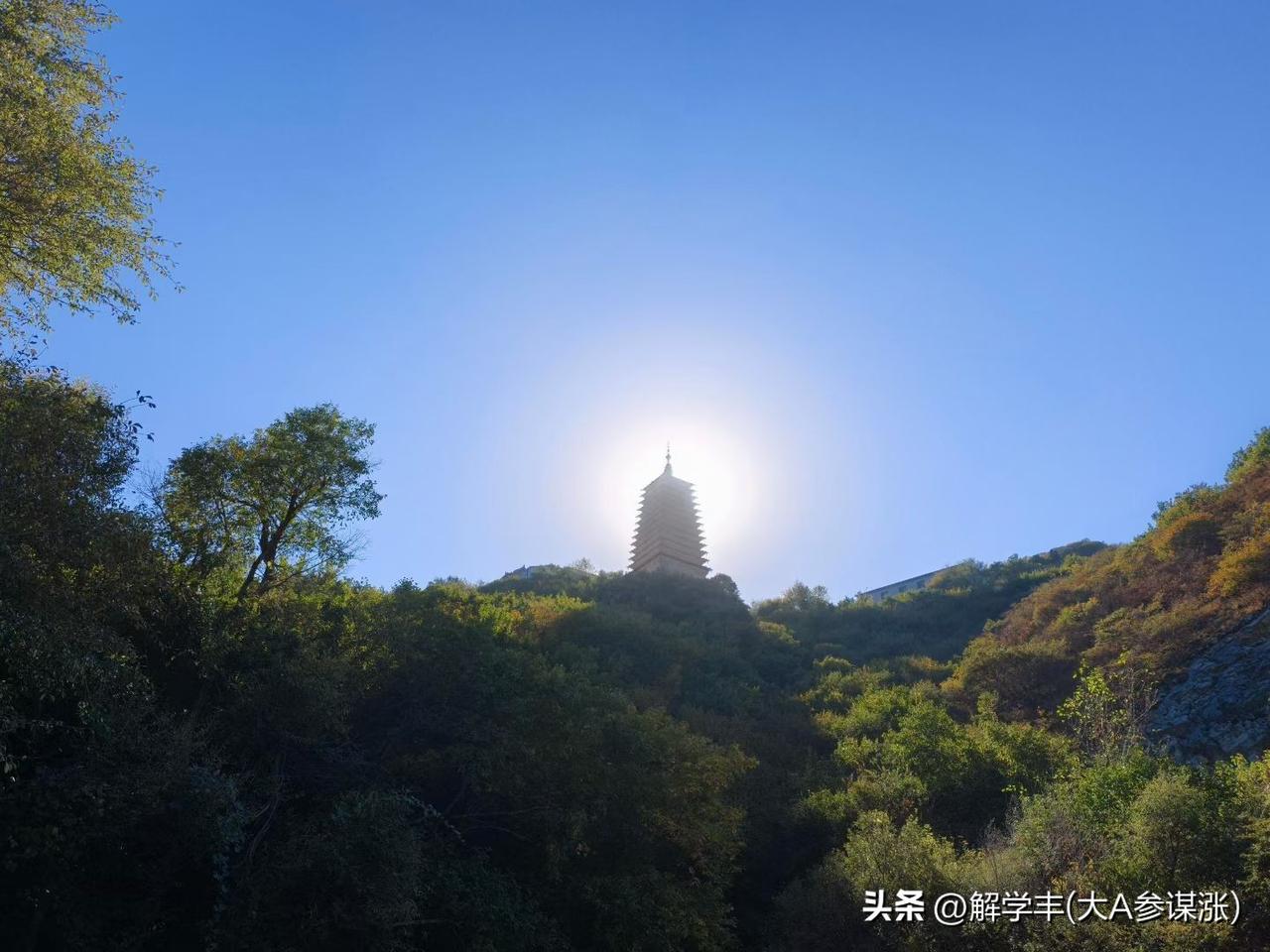 西有敦煌东有朝阳！
凤凰山对本地居民早就免费了开放！只需要身份证验证进入即可！十