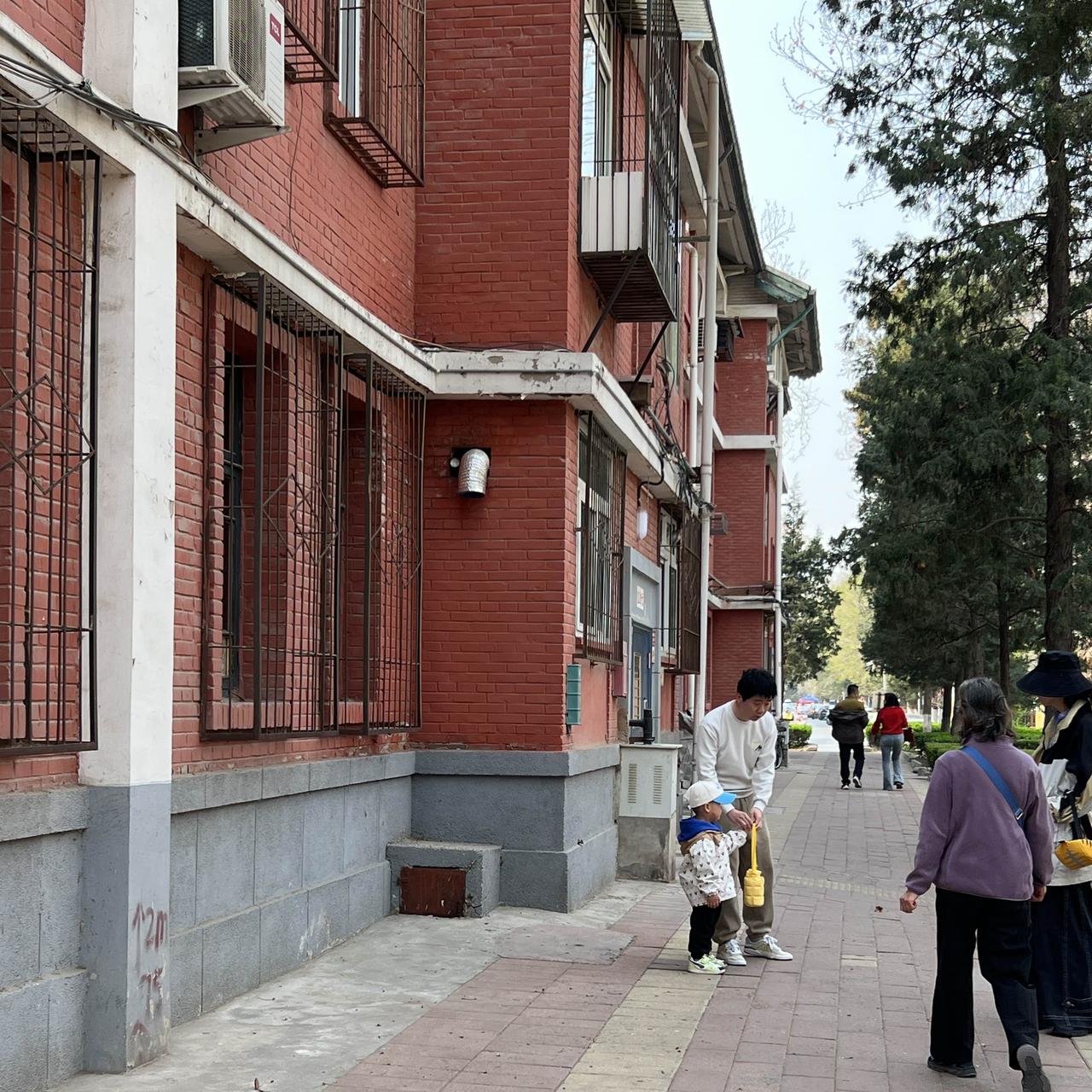 阜成路8号院，一个令人肃然起敬的＂航天大院＂。红色规整的外墙透着庄严厚重的味道。