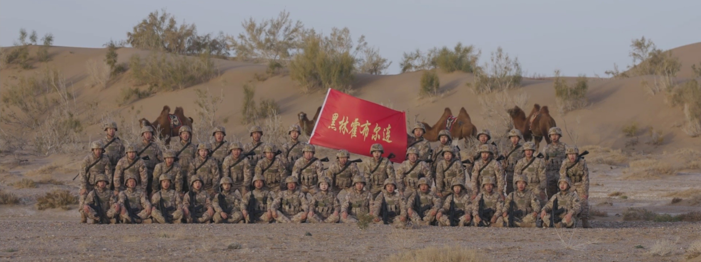 中蒙边境，北部战区陆军某边防旅黑林霍布尔边防连巡逻分队乘驼巡边。 ​​​